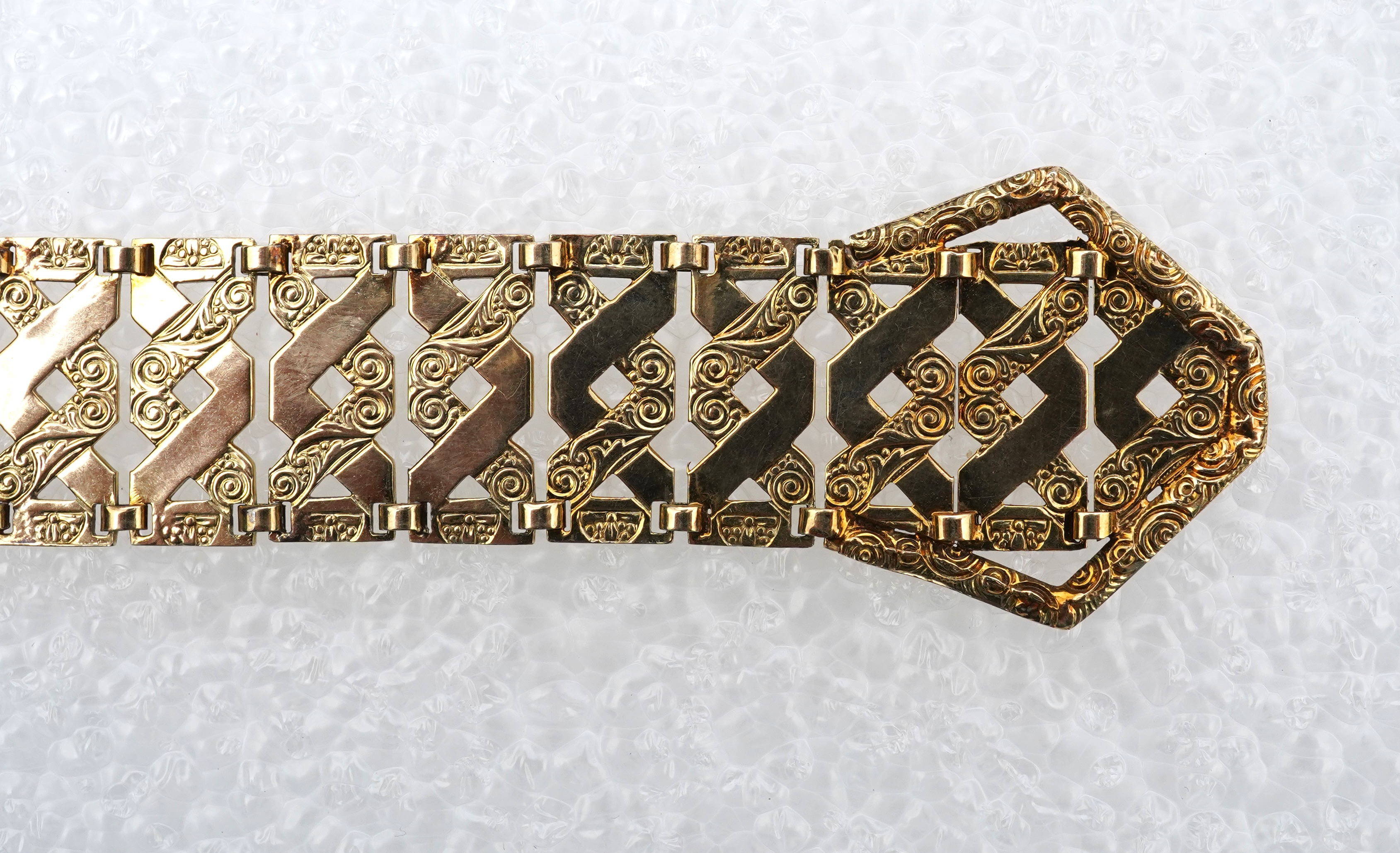 An unusual gold pendant, early 20th century